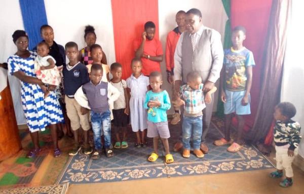 Malawi orphans group with overseer Eleck Phiri